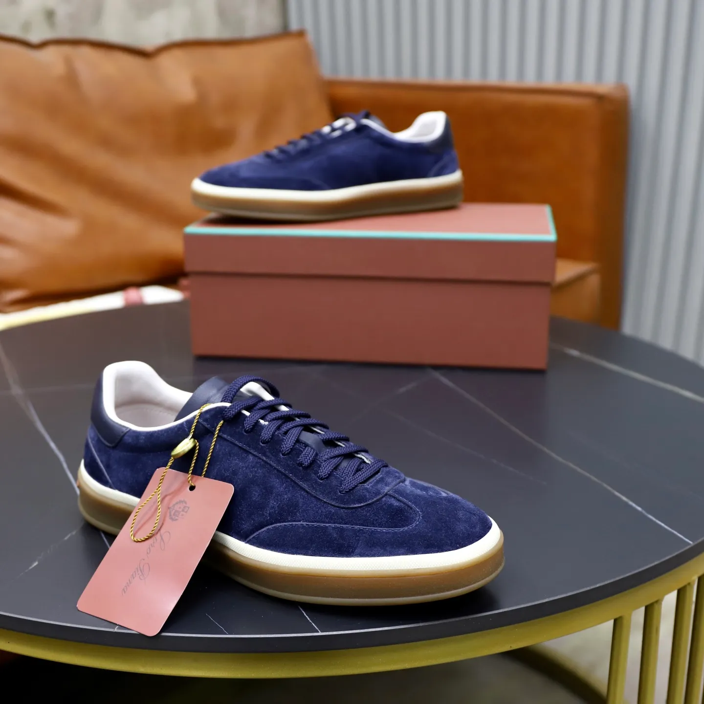 Ex-factory price: 560💰Loro Riana men’s moral training sneakers! Made from high-quality materials and designed in a low-cut silhouette, it offers an elegant and stylish look that's suitable for year-round wear. The unique double-layer sole aesthetic design, caramel cup-shaped outsole is decorated with off-white rubber trim, creating an attractive color combination. Pair with tailored pieces or jeans for a sophisticated yet casual look. The heel is decorated with soft cow leather tongue with Kummel color inserts and cotton laces with embossed LP logo. Upper: cow split suede. Lining: original thickened soft sheepskin. Size: 38-39-40-41-42-43-44 (customized in 45.46)